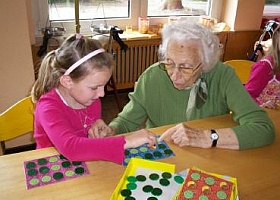 Kind und Seniorin spielen gemeinsam;  © Schulen ans Netz e. V. (BIBER)