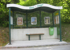 Bushaltestelle mit Bcherpaket;  (c) BIBER / Schulen ans Netz e. V.