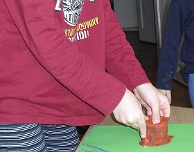 Ein Junge baut einen Vulkan aus Knete auf; (c) Schulen ans Netz e. V. (BIBER)