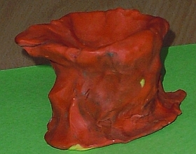 Ein aus Knete geformter Vulkan;  Schulen ans Netz e. V. (BIBER)