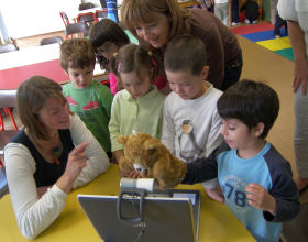 Kinder spielen vor der Webcam; (c)media playing communities