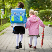 Kinder auf dem Weg zur Schule  Sandor Jackal/Fotolia.com