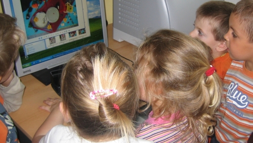 Kinder gemeinsam vor dem Computer;  (BIBER) Schulen ans Netz