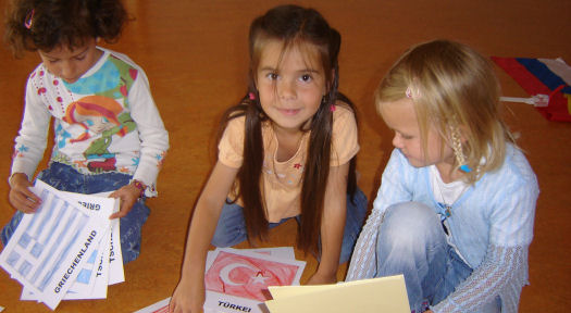 Kinder bereiten das Memory-Spiel vor;  (BIBER) Schulen ans Netz